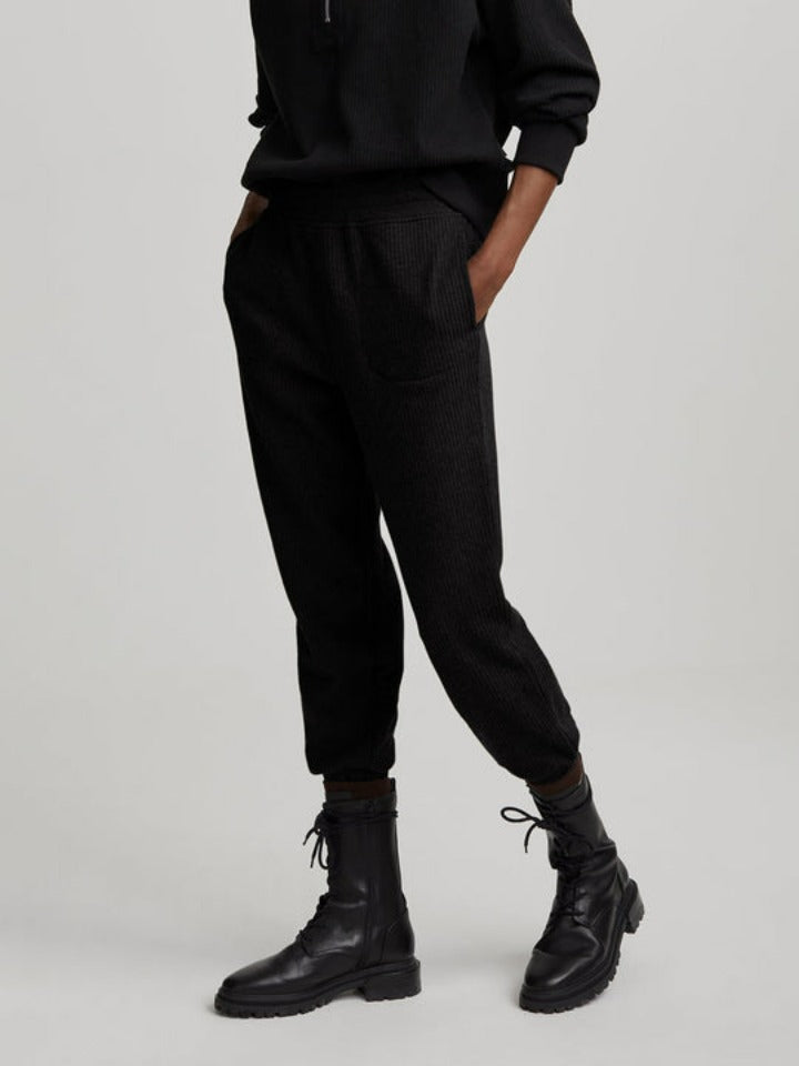 
            
                Load image into Gallery viewer, Varley - Russell Sweat Pant - Black - Pilates Plus La Jolla - OHEY Boutique
            
        