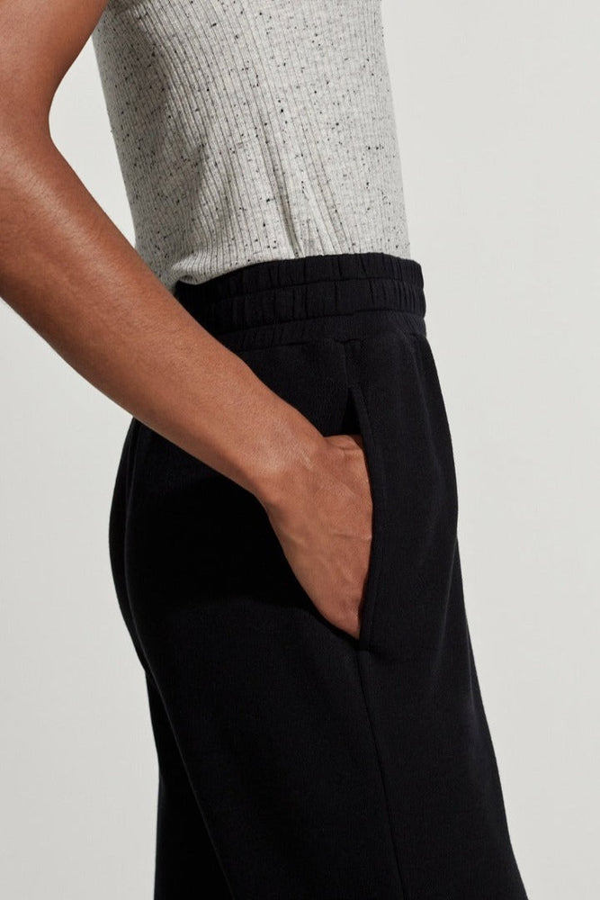 
            
                Load image into Gallery viewer, Varley - Hyde Relaxed Cuffed Sweatpant - Black - Pilates Plus La Jolla - OHEY Boutique
            
        